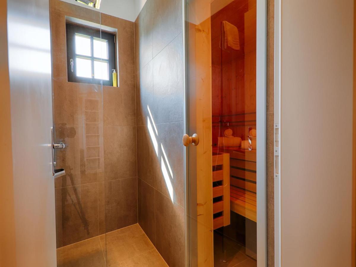Reetland am Meer - Luxus Reetdachvilla mit 3 Schlafzimmern, Sauna und Kamin F18 Dranske Exterior foto