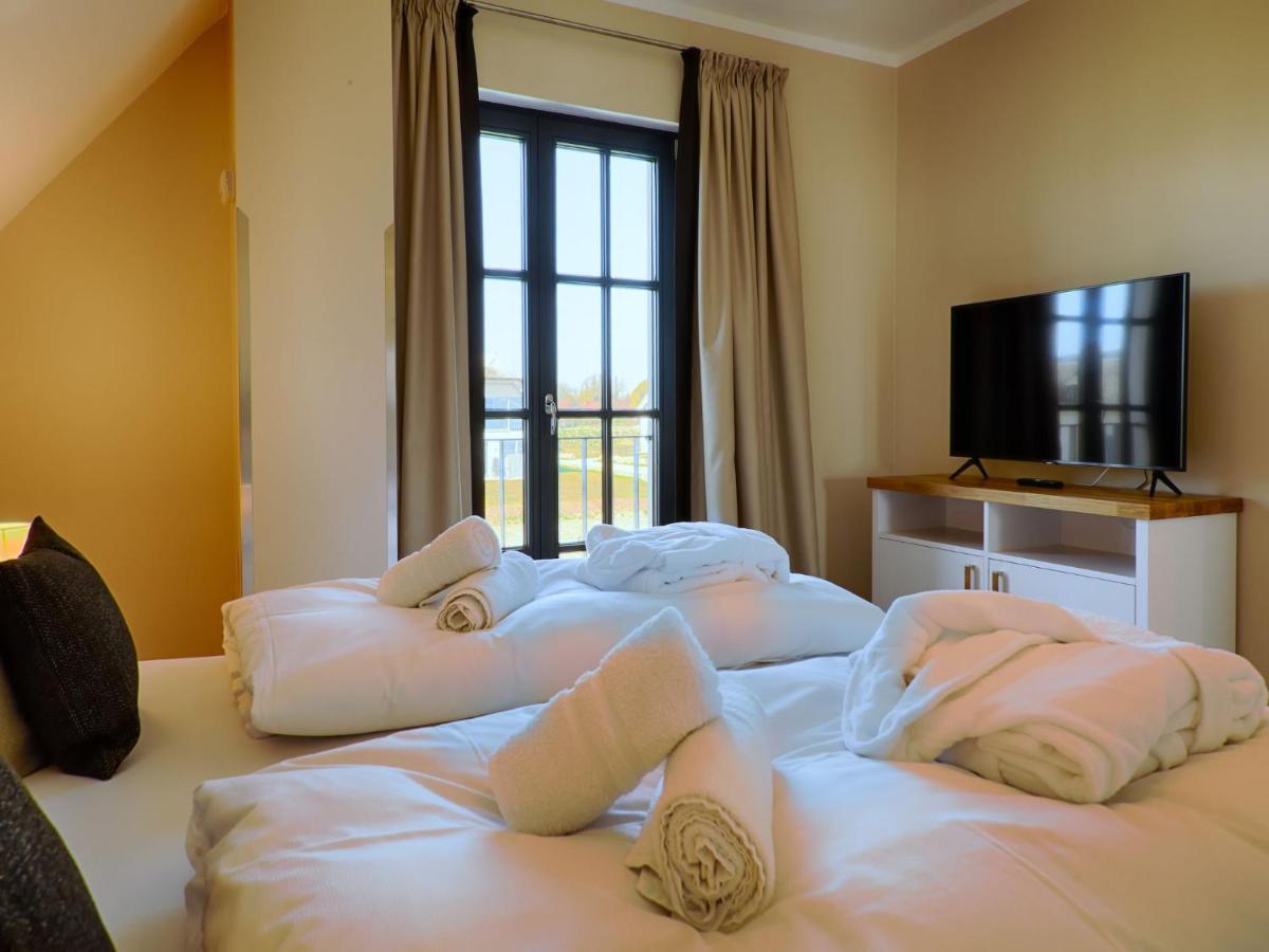 Reetland am Meer - Luxus Reetdachvilla mit 3 Schlafzimmern, Sauna und Kamin F18 Dranske Exterior foto